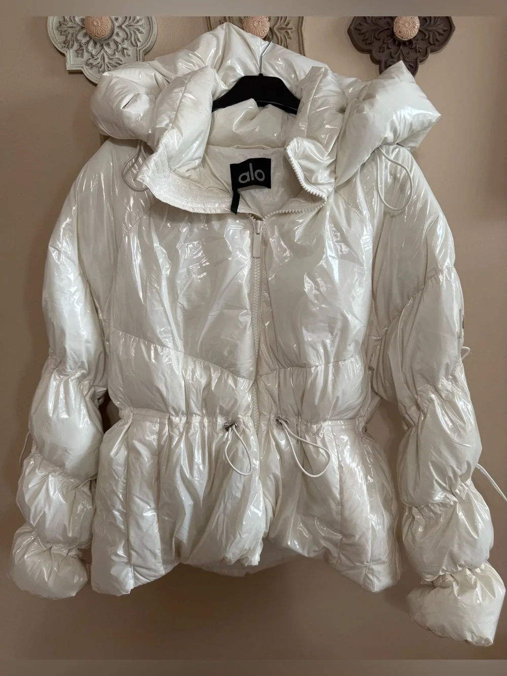 NWOT ALO Yoga Glossy Ivory Puffer Jacket with Hood Sz M